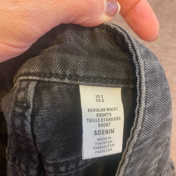 H&M Mid rise Black Denim Cut-off Shorts Destructed Size 2 - Picture 4 of 6